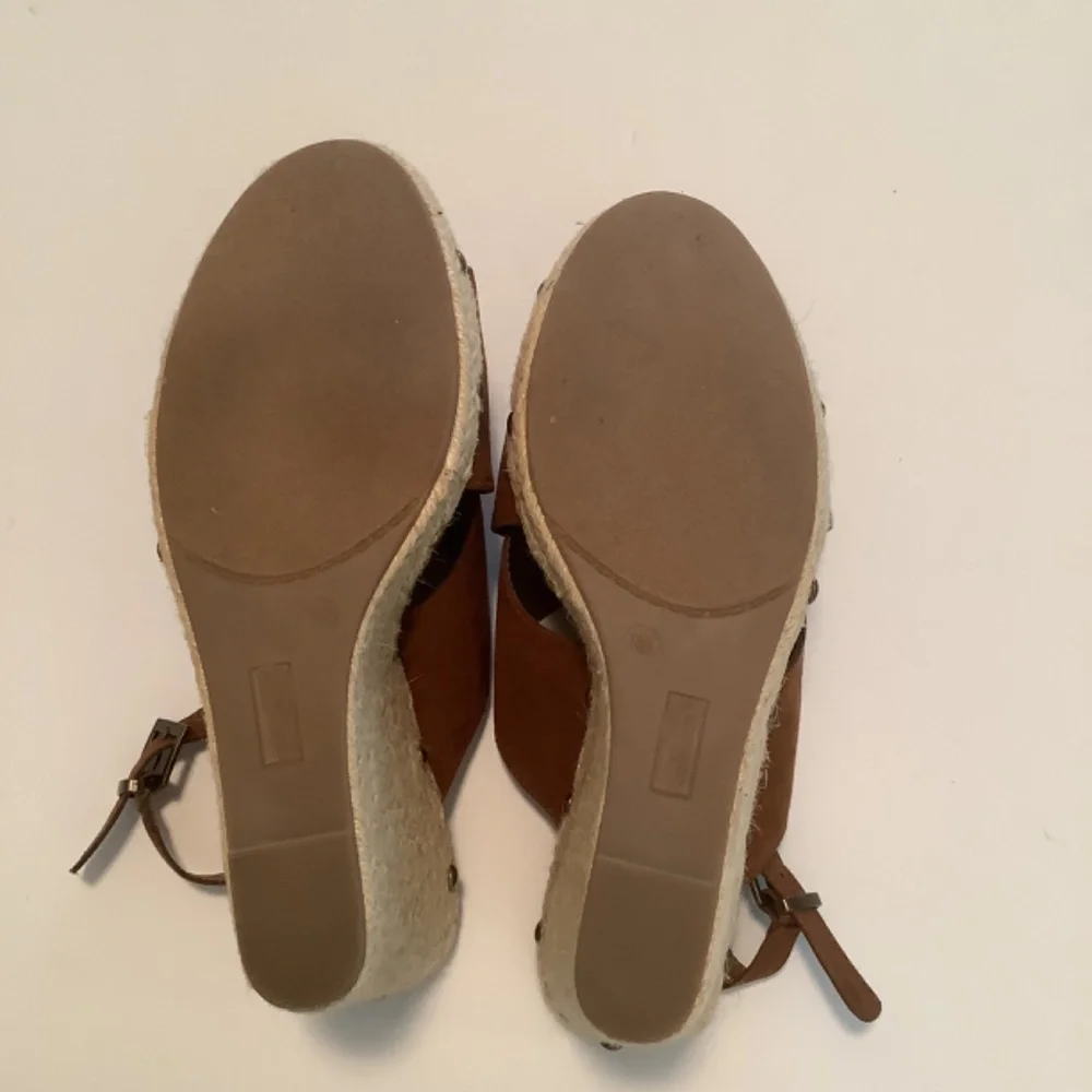 Stuart Madeline All Man Made Materials Faux Suede Wedge Sandals Tan Size 11 NWOT - Picture 4 of 7